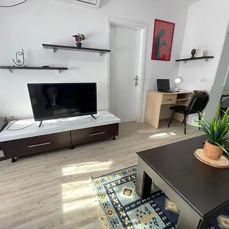 Downtown Boulevard Enchanting Apartment! * تيرانا