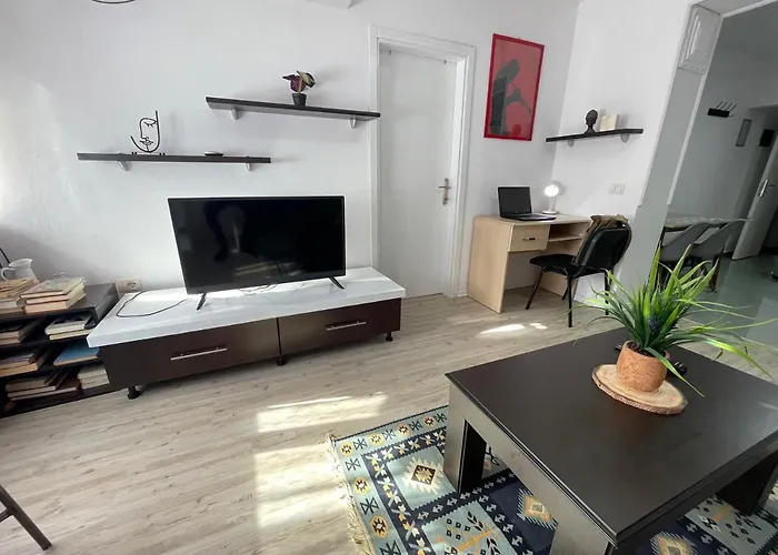 Downtown Boulevard Enchanting Apartment! * 地拉那